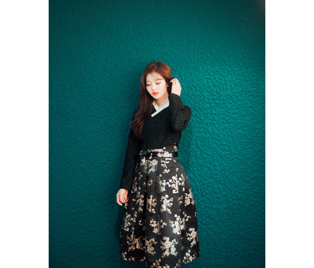 mini skirt model image-S1L17